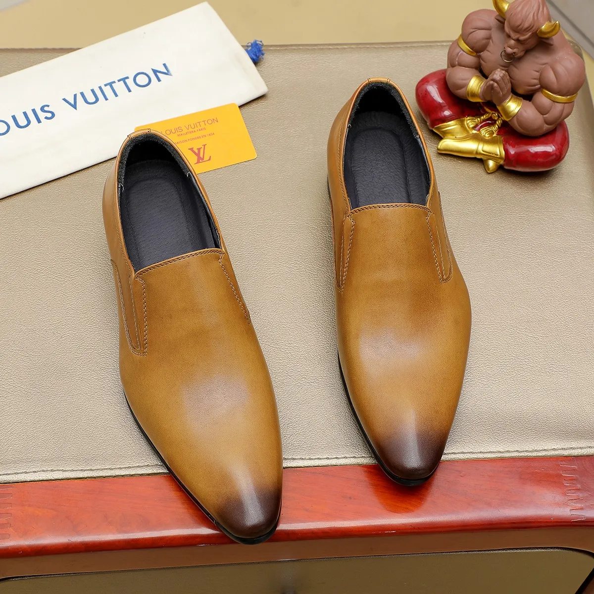 Men's shoes 💰540 💰 Louis Vuitton LV ® Autumn and Winter 🆕 models 🔛Full shoe counter First layer cowhide, 🐂Leather lined casual shoes for men, super soft outsole, essential for driving. Counter synchronization Original first layer cowhide Completely 1:1 mold customization 🌹Top version, 3 colors available! Number: 38-45 (37.46. Customized)